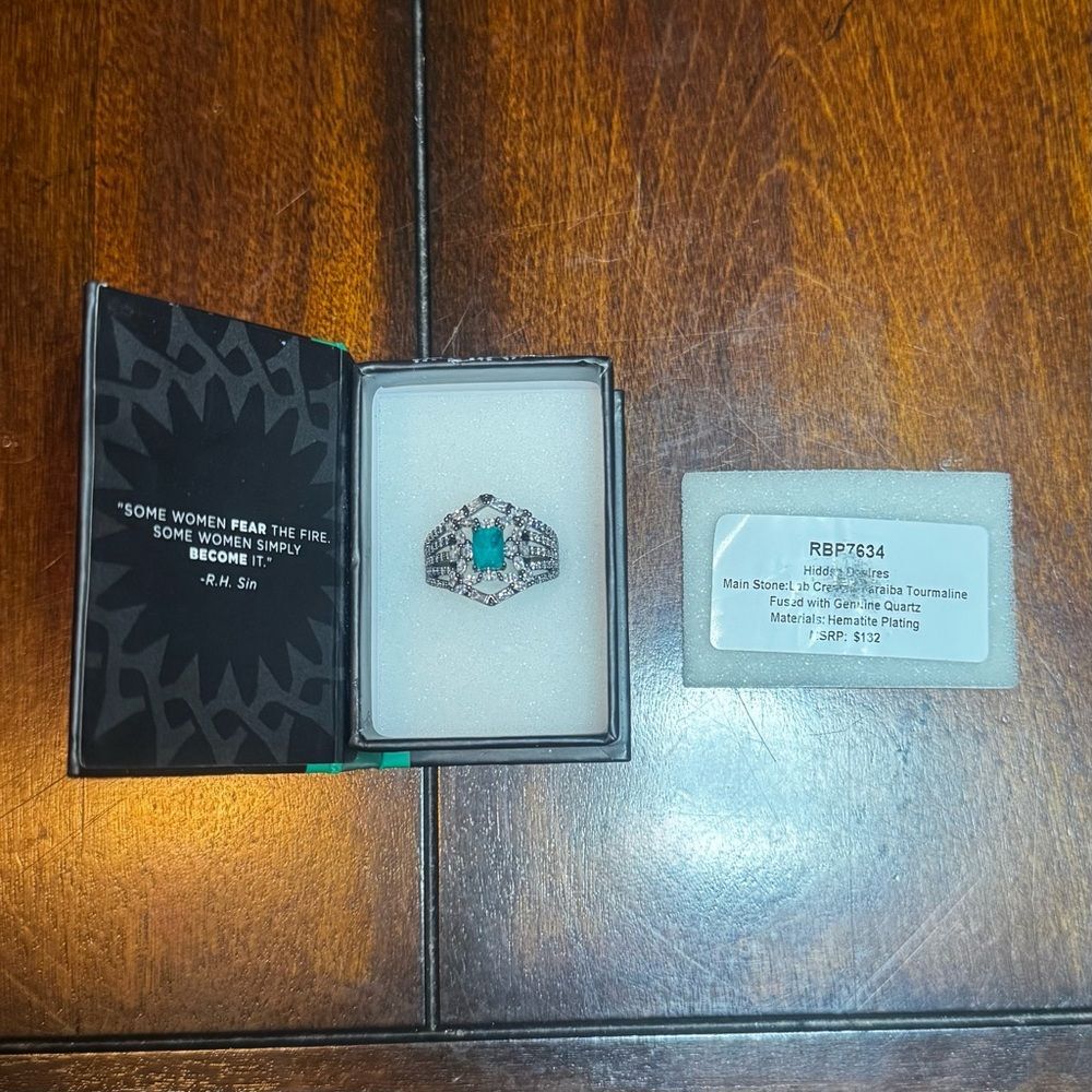 NIB Reign Silver Ring with Green Gemstone Size 11 - Picture 4 of 9